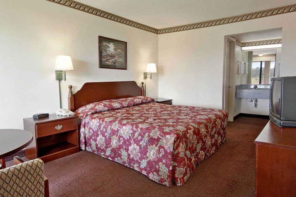 Rodeway Inn Конкорд Экстерьер фото