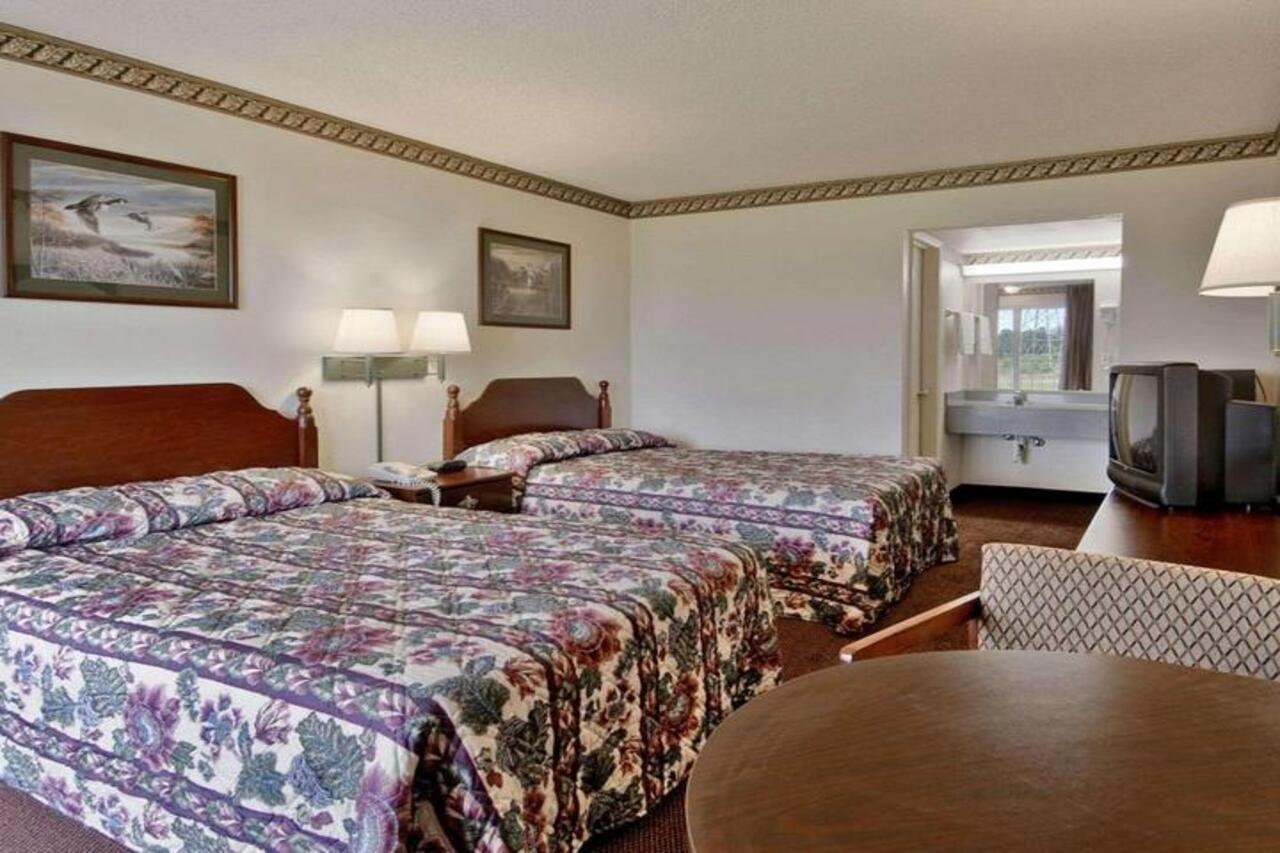 Rodeway Inn Конкорд Экстерьер фото